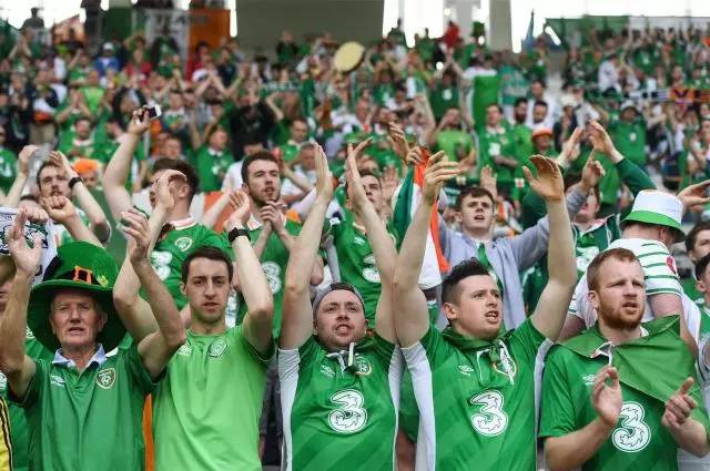 爱尔兰球迷歌唱阿萨瑞原野